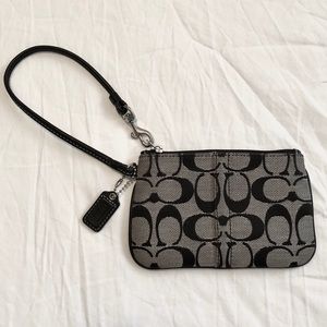 🌟Coach signature wristlet black